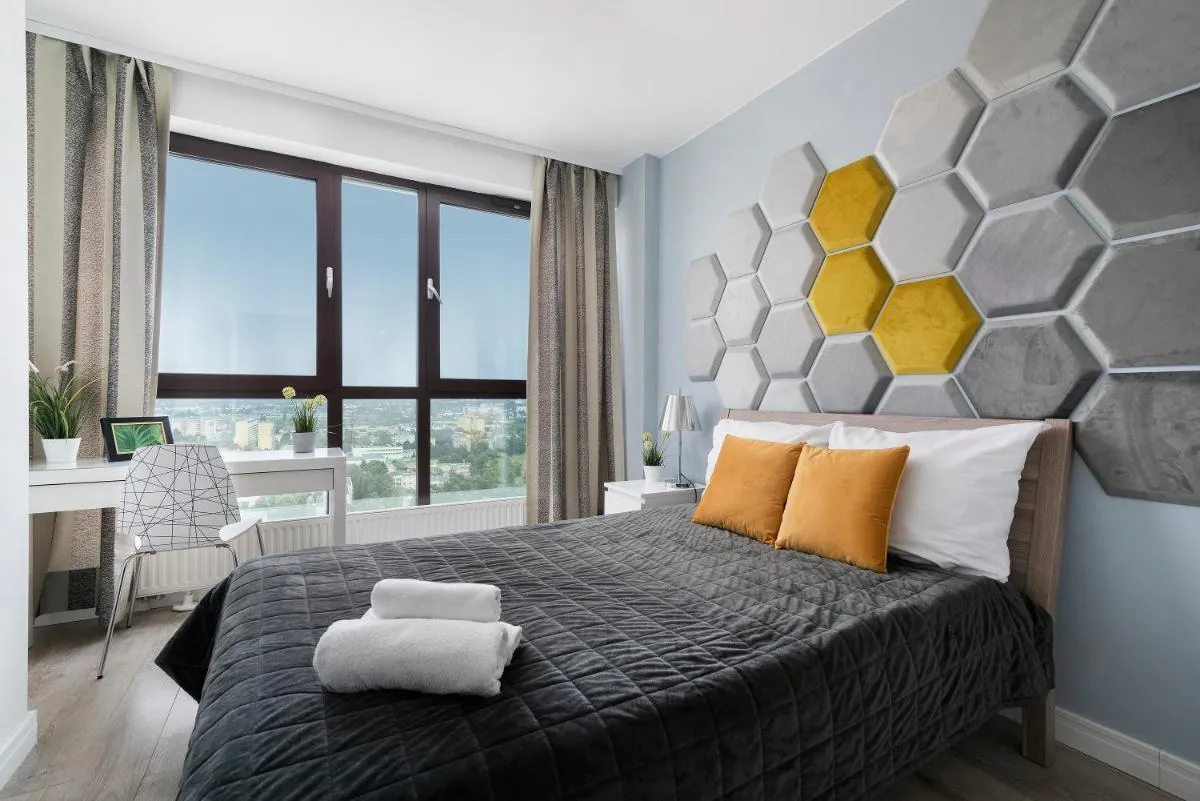 EASY RENT- SKY Free Parking, Hala Globus, 24h Check-in, Zana — 3